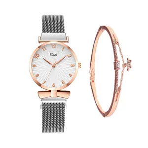 Set orologio da polso donna e bracciale con stella, cinturino magnetico e quadrante chiaro.