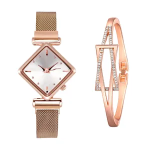 Quadrante orologio a losanga in oro rosa e bracciale geometrico scintillante dettaglio.