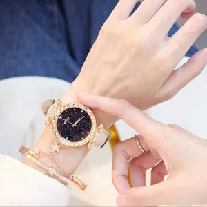 Orologio da donna al quarzo chic con un quadrante stellato e una brillante lunetta strass.