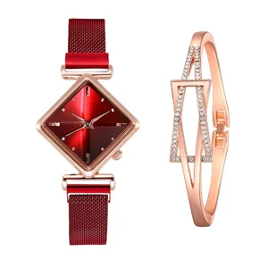 Set di orologio e braccialetto da donna con quadrante a rombo rosso e cinturino a rete.