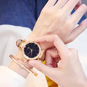 Vista dettagliata di un elegante orologio da polso al quarzo con quadrante stellato e bracciale.