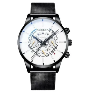 Primo piano di un orologio da polso al quarzo da uomo con cassa nera, quadrante bianco e cinturino.