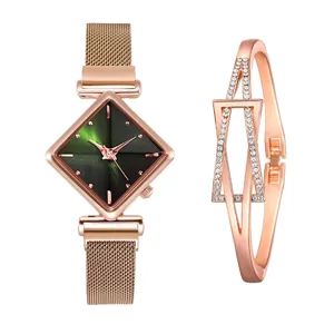 Orologio al quarzo da donna e bracciale geometrico con quadrante verde sfumato chic.