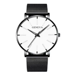 Dettaglio orologio con cinturino in maglia nera, quadrante bianco con indici, movimento.