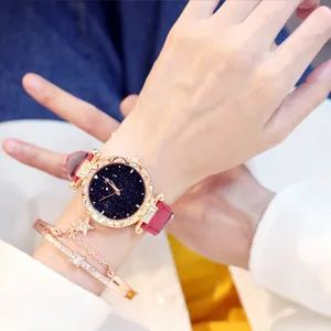 Vista dettagliata orologio donna al quarzo con quadrante stellato e cinturino in pelle rossa.