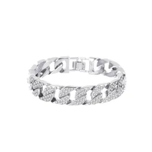 Gros plan détaillé du bracelet gourmette cubain en argent avec des cristaux brillants.