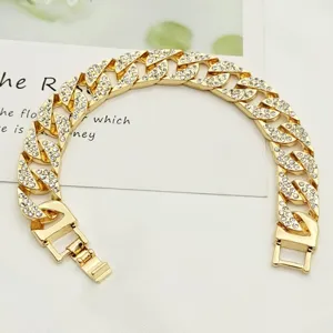 Vue détaillée du luxueux bracelet gourmette plaqué or pavé de strass scintillants.