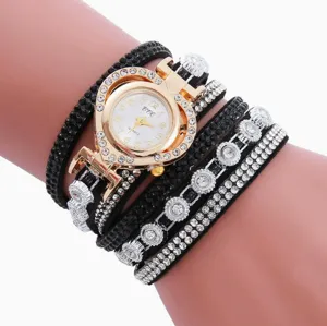 Detailansicht einer modischen mehrlagigen Wickel-Quarzuhr mit goldenem Herz-Zifferblatt und Strass.