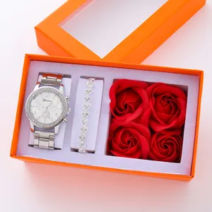 Set regalo con orologio al quarzo con strass, bracciale cuore e rose di sapone rosse.