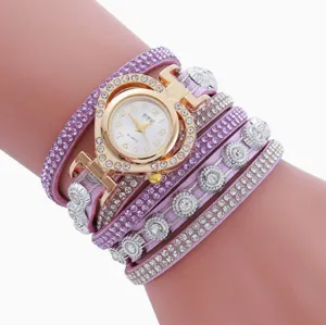 Modische mehrlagige Strass-Quarzuhr mit lila Armband und herzförmigem Zifferblatt.