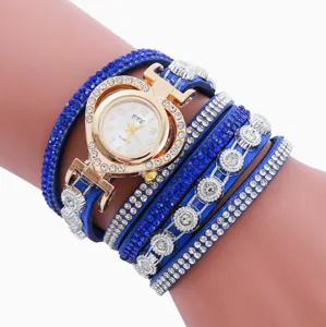Modische Strass Wickel Armbanduhr Detail mit herzförmigem Zifferblatt und blauem Lederband.