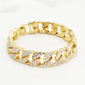 Bracelet gourmette cubain doré glacé avec strass, vue détaillée de bijoux hip hop.