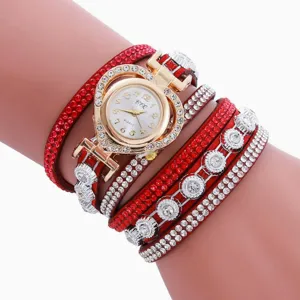 Rotes Strass-Wickel-Quarzuhr-Detailbild, stilvolle mehrlagige Armbanduhr für Damen.