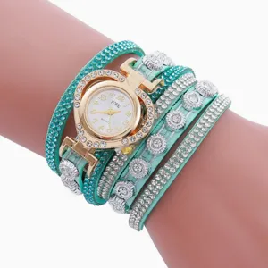 Türkisfarbene Wickelarmbanduhr mit funkelnden Strasssteinen und Herz-Quarzzifferblatt Detail.