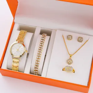 Set di orologi al quarzo dorati e gioielli con collana, orecchini, bracciale e anello.