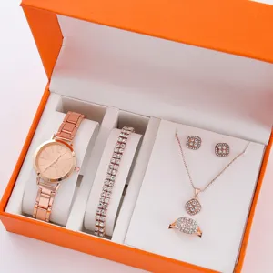 Vista dettagliata di orologio al quarzo da donna oro rosa e cofanetto set gioielli.