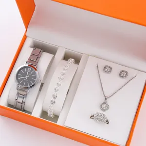 Set regalo da donna con orologio al quarzo alla moda e gioielli in argento con cristalli.