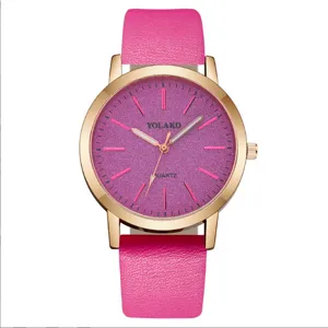 Vista dettagliata di orologio al quarzo da donna con cinturino in pelle rosa e quadrante.