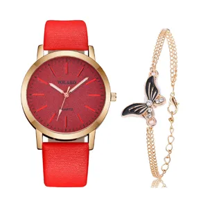 Orologio al quarzo con cinturino in pelle rossa e braccialetto con farfalla dorata.