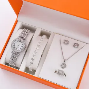 Dettaglio del set di gioielli di cristallo con orologio, bracciale, collana e orecchini.