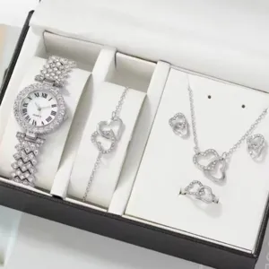 Vista dettagliata dell'orologio quarzo strass donna e set gioielli cuore doppio in scatola.