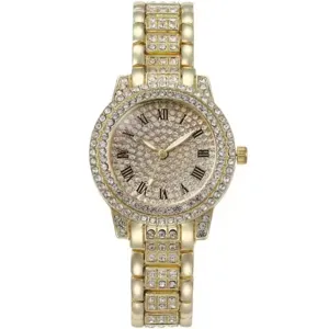 Primo piano del quadrante dell'orologio al quarzo in strass dorato e cinturino di cristallo.