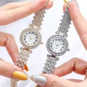 Primo piano di orologi da donna al quarzo di lusso con strass, numeri romani e cristalli.