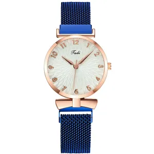 Orologio al quarzo da donna elegante con cinturino in maglia blu, cassa oro rosa e quadrante.