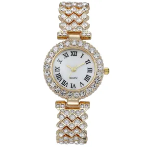 Dettaglio orologio al quarzo dorato con strass quadrante bianco numeri romani e cinturino chic.