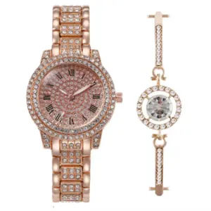 Vista ravvicinata dettagliata dell'orologio al quarzo in strass oro rosa e bracciale in cristallo.