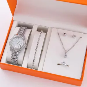 Vista dettagliata del set regalo donna con orologio collana bracciale orecchini.
