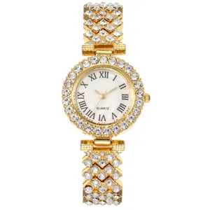 Vue détaillée de la montre à quartz strass dorée avec cadran clair et cristaux scintillants.