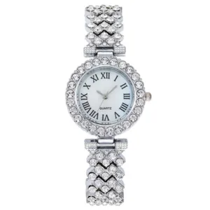 Vista dettagliata dell'orologio al quarzo con strass da donna e cinturino in cristallo argento.
