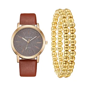Set orologio al quarzo da donna con cinturino in pelle marrone e bracciali di perle dorate.