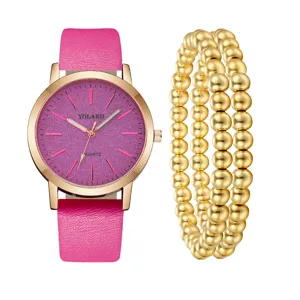 Primo piano dettaglio orologio donna con cinturino in pelle rosa e quadrante glitterato.