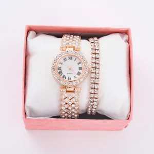 Elegante set di orologio al quarzo da donna con bracciale in strass nella confezione.