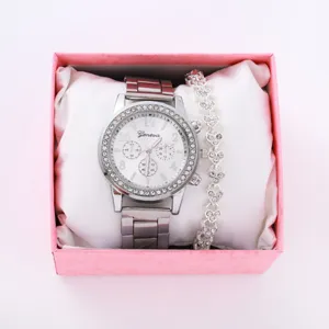 Set orologio donna quarzo strass moda con braccialetto cuore delicato abbinato in confezione regalo.