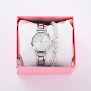 Set orologio al quarzo da donna e bracciale con cuore in cristallo, accessorio elegante.