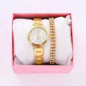 Vista dettagliata di un elegante set regalo con orologio al quarzo dorato e bracciale.