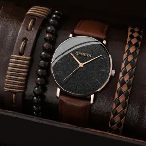 Set di orologi al quarzo da uomo con tre bracciali eleganti e cinturino in pelle marrone.