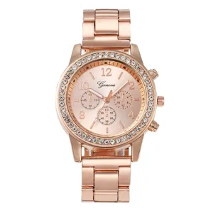 Orologio donna al quarzo oro rosa con strass lunetta brillante e cinturino metallo.