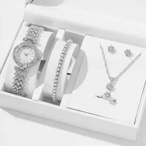 Dettaglio di un orologio al quarzo con strass scintillanti e set regalo di gioielli chic.