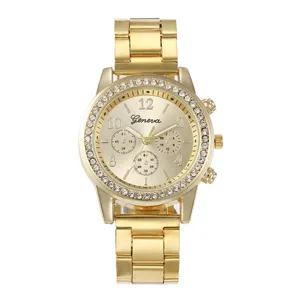 Dettaglio quadrante orologio quarzo strass oro, design cinturino acciaio lusso.