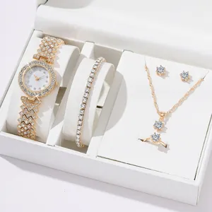 Vista dettagliata set regalo donna orologio quarzo strass bracciale collana anello.