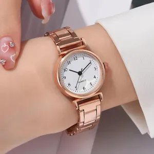 Orologio al quarzo da donna in oro rosa con elegante cinturino in metallo e quadrante bianco.