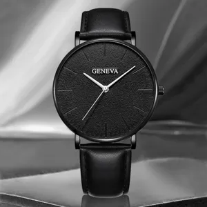 Orologio al quarzo da uomo elegante con quadrante nero testurizzato e cinturino in pelle.