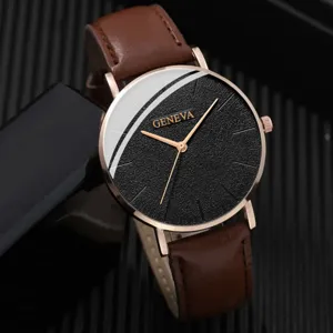 Primo piano dettagliato di un elegante orologio al quarzo con un cinturino in pelle marrone.