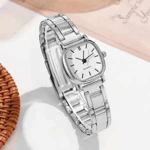 Primo piano dell'orologio da polso al quarzo da donna minimalista con quadrante quadrato e cinturino.
