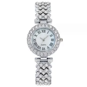 Vista dettagliata di orologio al quarzo da donna argentato con strass brillanti e numeri romani.