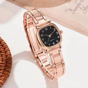 Orologio al quarzo da donna con quadrante nero quadrato e raffinato cinturino in oro rosa.